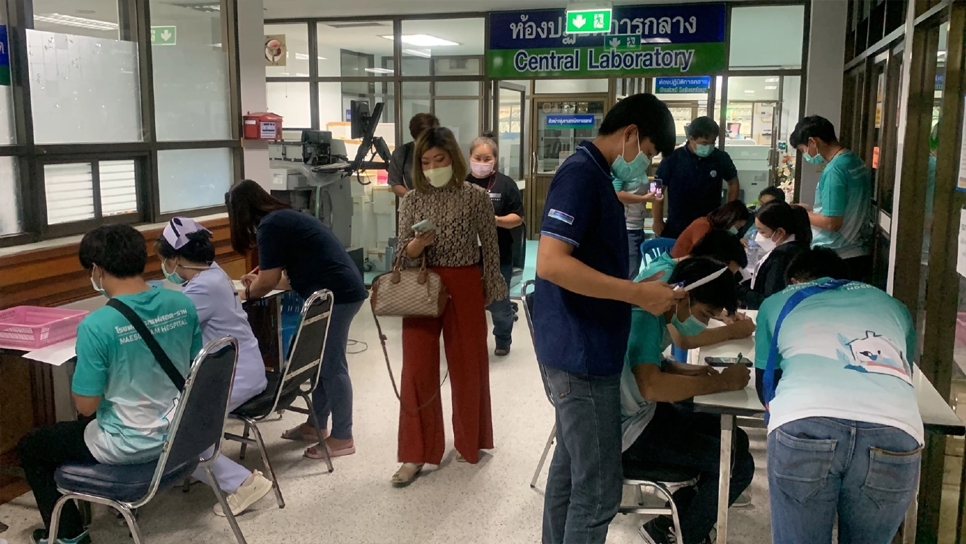 ชาวแม่สอดหลั่งไหลบริจาคโลหิตช่วยพยาบาลสาวมิขาดสาย