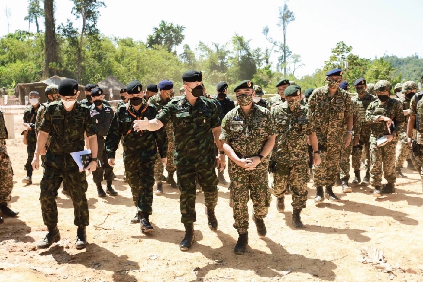 ทหารไทย-มาเลเซีย ร่วมตรวจฐานปฏิบัติการร่วมเพื่อความมั่นคงทั้งสองชาติ