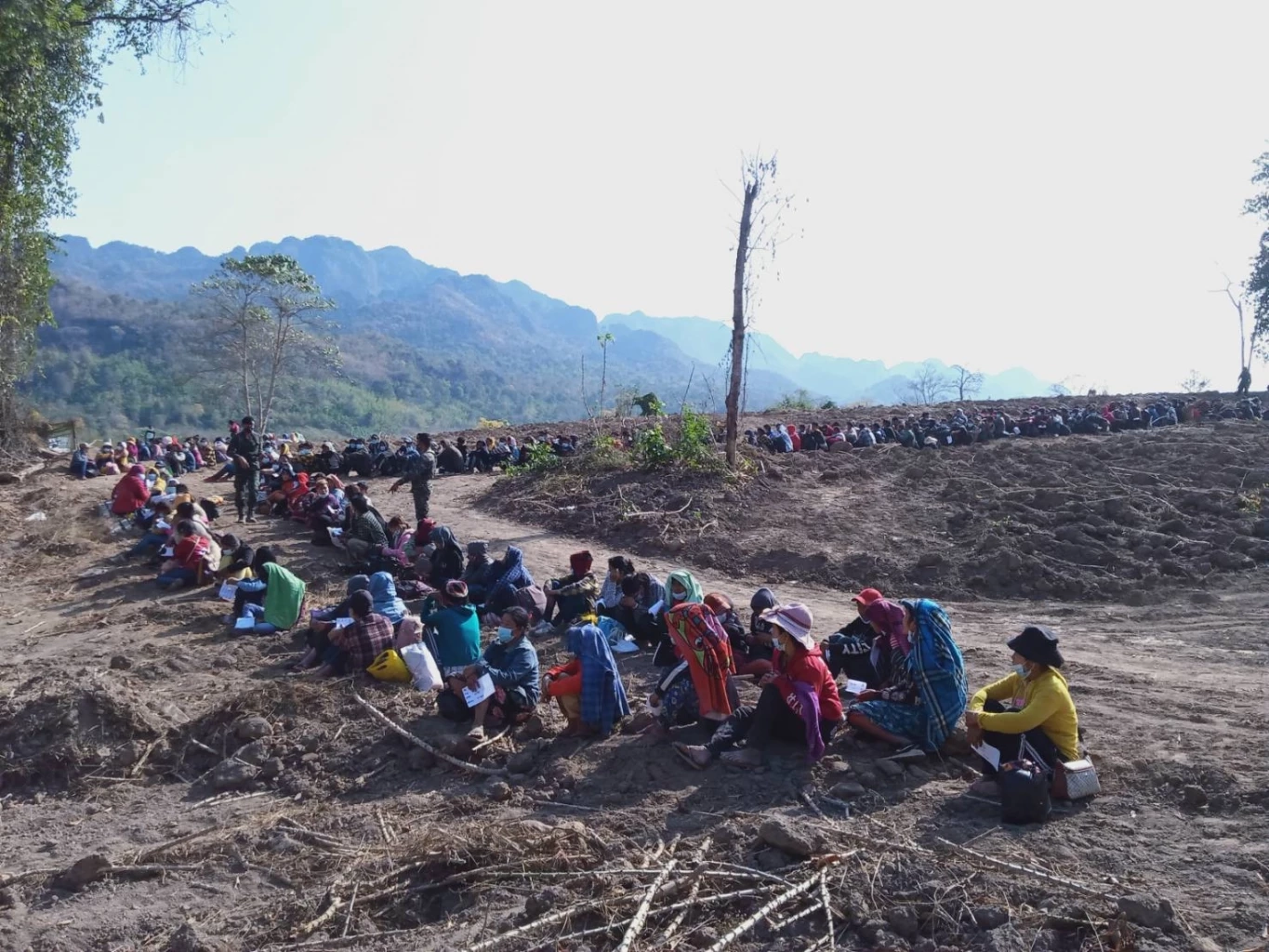 ลุยจับแรงงานเถื่อนชาวพม่า 239 คน พร้อมนำพา 3 คน