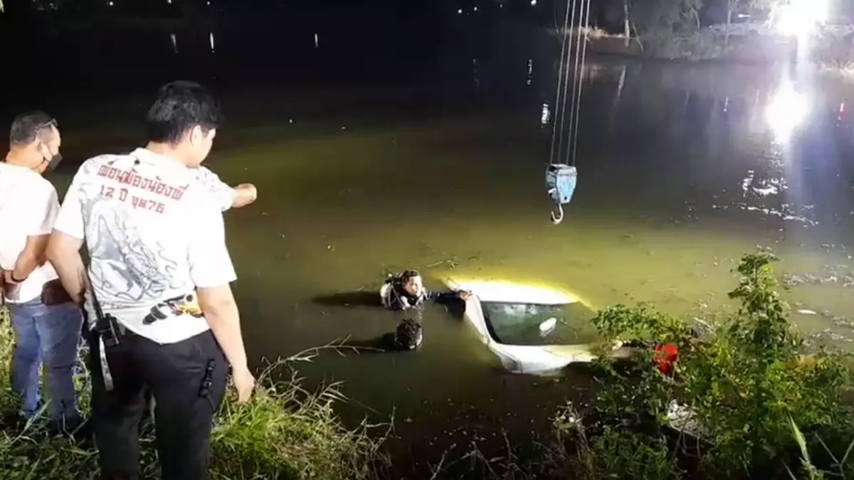 รอดตายหวุดหวิด! หนุ่มไม่ชินเส้นทาง ใช้จีพีเอสหาบ้านญาติ รถแหกโค้งตกบ่อน้ำ