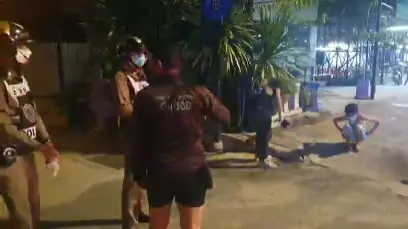 สาวเปลือยกายเดินริมถนนเมืองชลฯจนท.เก​ลี้​ยกล่อมพาส่งบ้าน