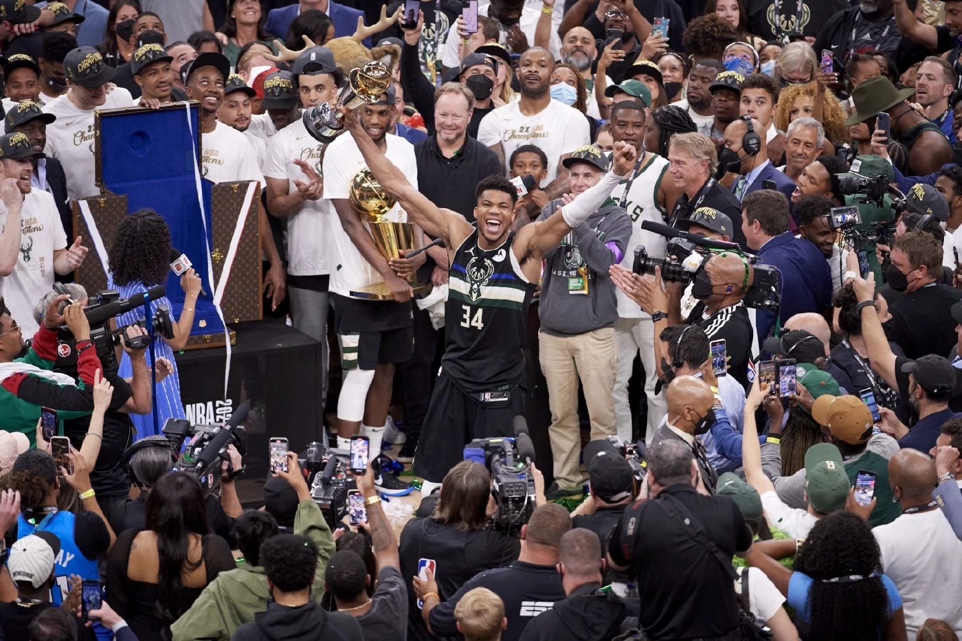 แชมป์เหนือแชมป์! รวม 10 สุดยอดทีมแห่งปี 2021