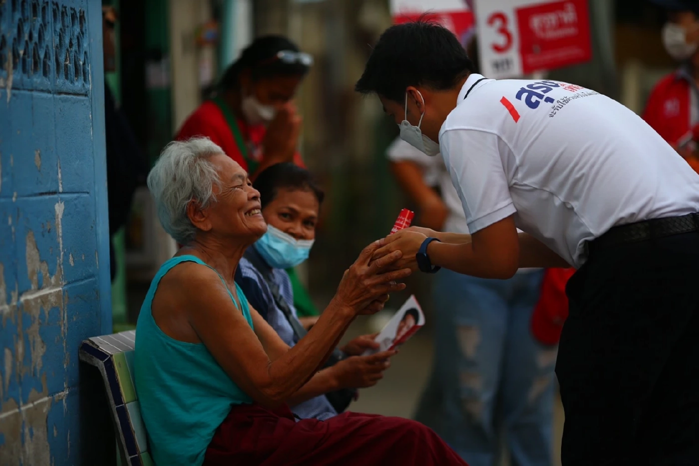  สุรชาติ เทียนทอง  เดินแนะนำตัว ในชุมชนสะพานไม้