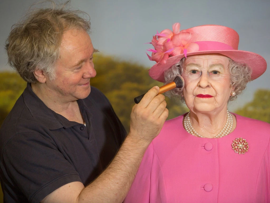 สื่ออังกฤษผงะ หุ่นขี้ผึ้งควีนในเยอรมนีไม่ประณีต