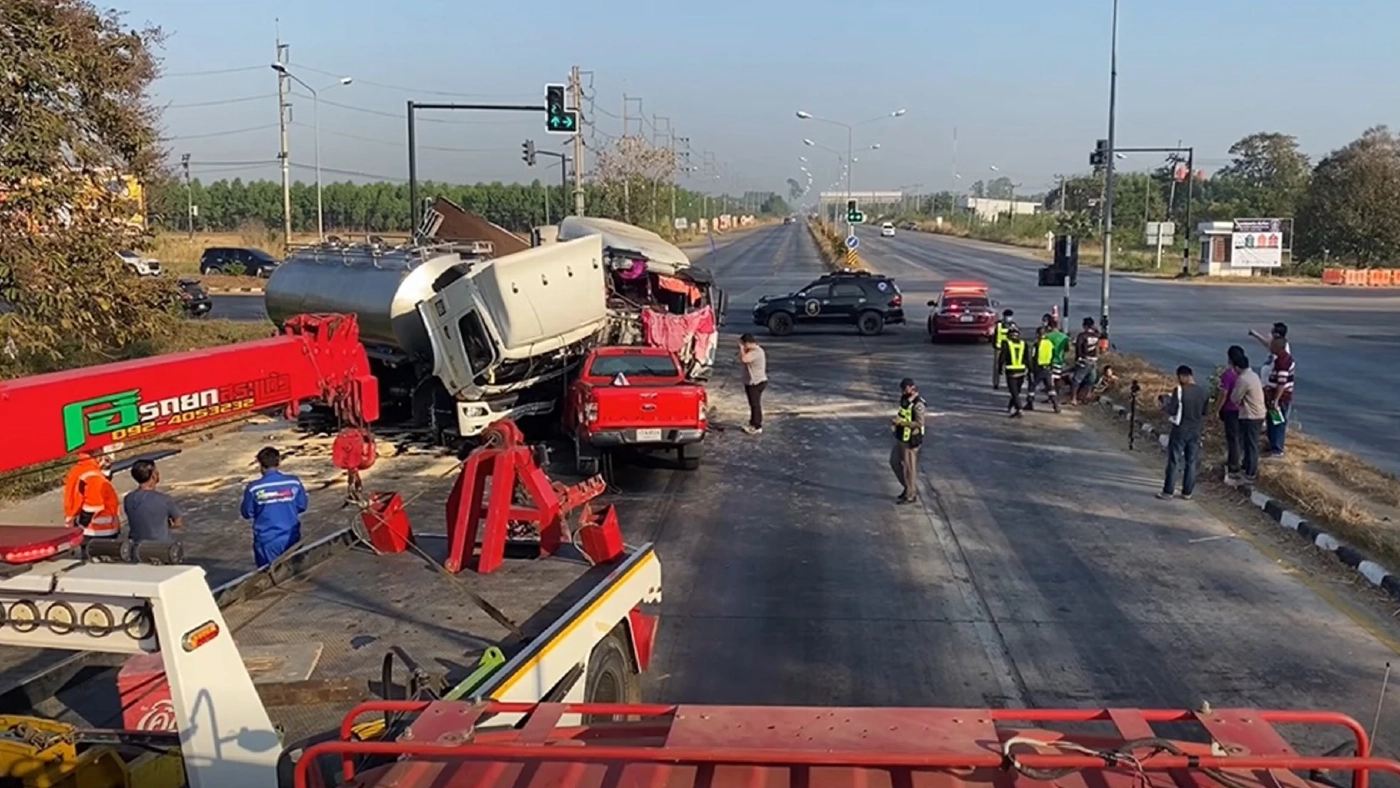 รถพ่วง 18 ล้อซิ่งฝ่าไฟแดงชนสนั่นแยกไฟแดง