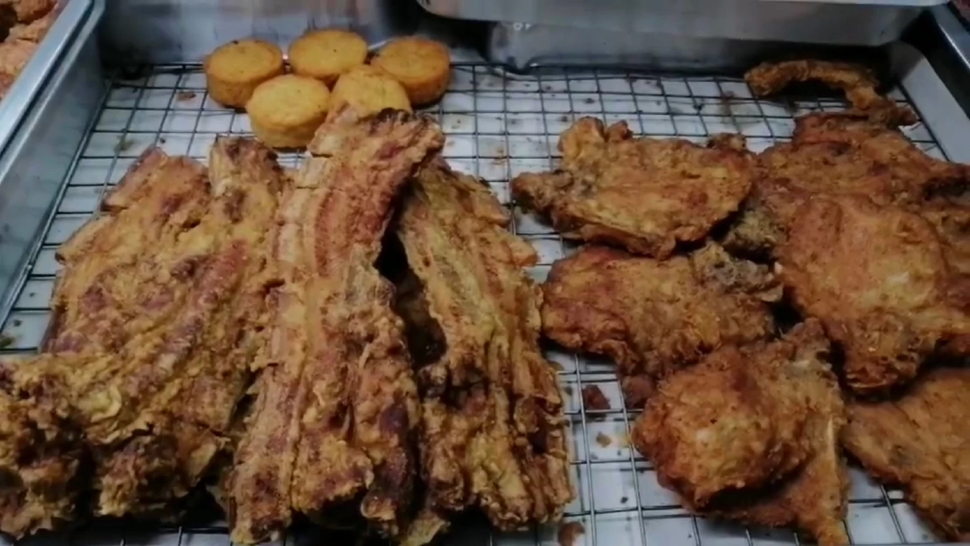 แหนม-ไส้อั่ว กาดหลวงราคาพุ่งตามเนื้อหมู