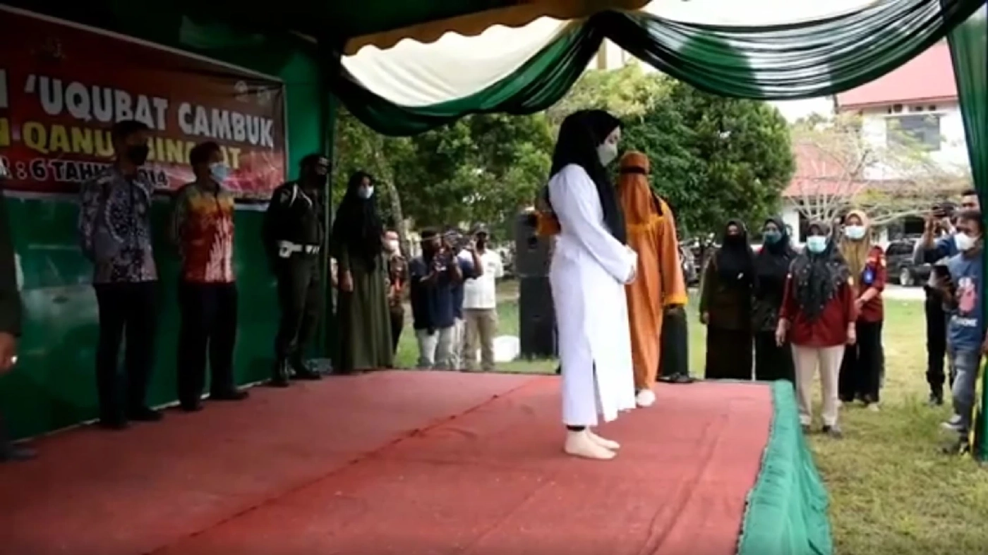 หญิงอินโดนีเซียกับชายชู้ ถูกเฆี่ยนไม่เท่ากัน