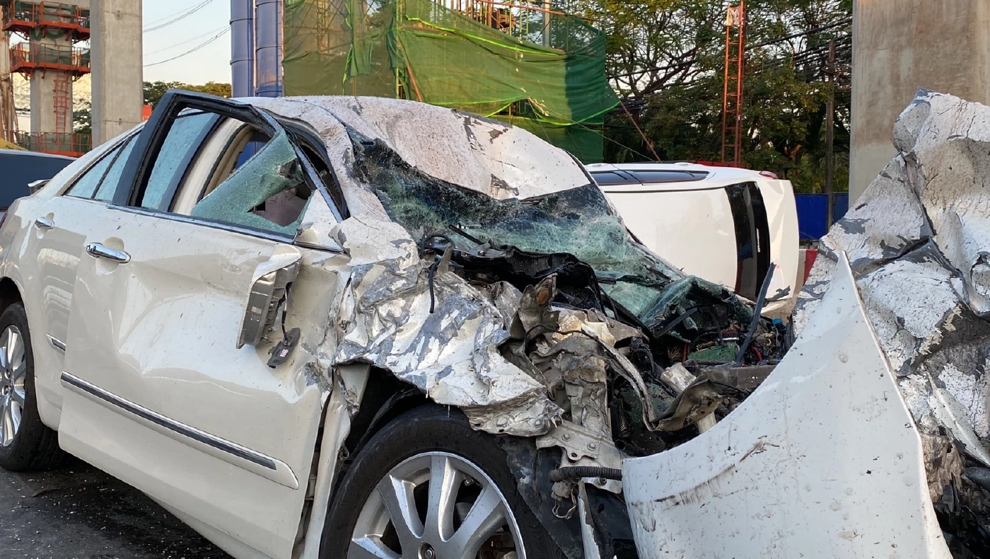 เก๋งพุ่งข้ามเกาะกลางถนน ชนสนั่น 4 คันรวด แยกแคราย ดับ 1 บาดเจ็บ 2