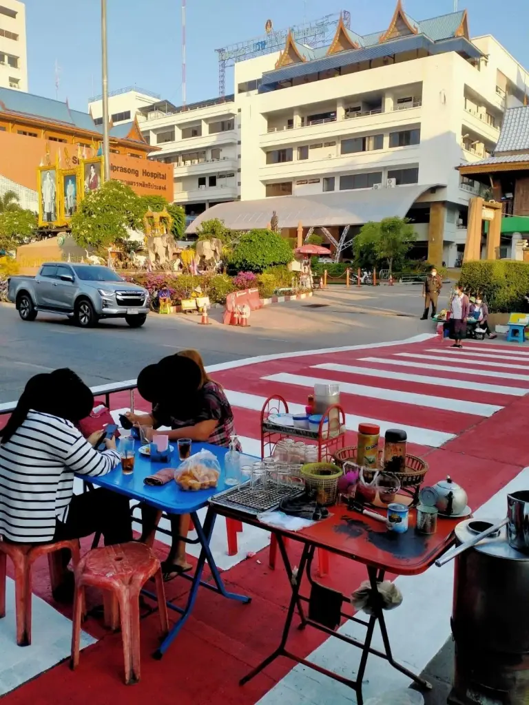 โซเชียลวิจารณ์สนั่น เปิดร้านอาหารบน"ทางม้าลาย"  จี้ ตร .ดำเนินคดีด่วน