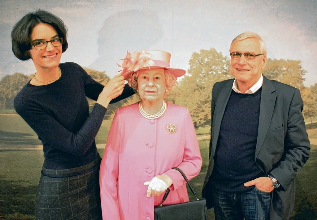 สื่ออังกฤษผงะ หุ่นขี้ผึ้งควีนในเยอรมนีไม่ประณีต