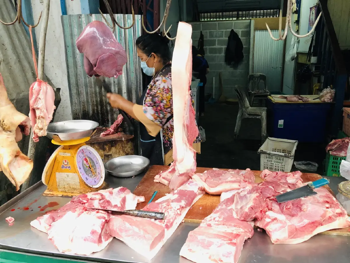 ชาวเบตงโอด"หมูแพง"220 บาทต่อกิโลกรัม รับปีใหม่