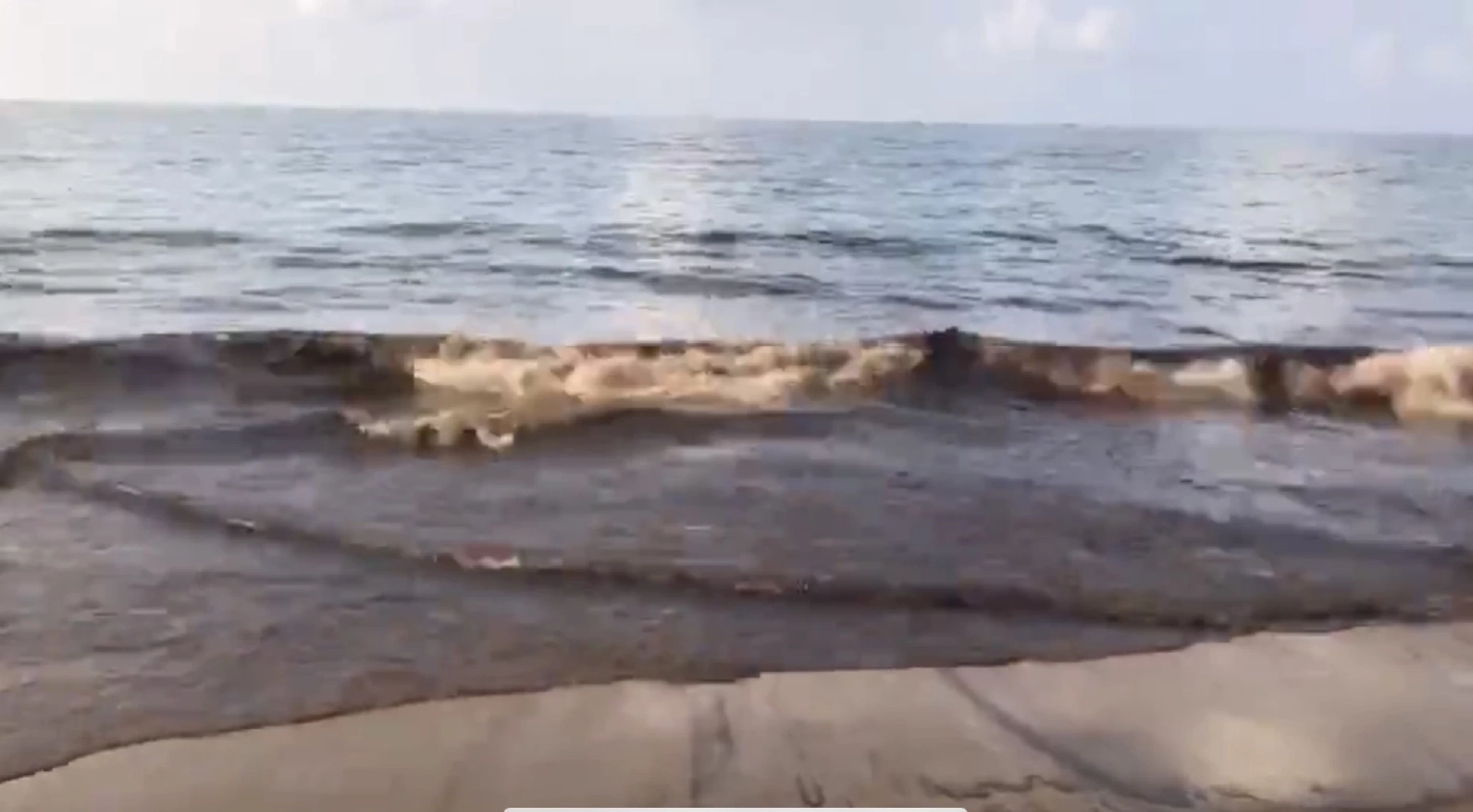 อธิบดีคพ.เผยคราบน้ำมันล็อตใหญ่จ่อซัดเข้าหาดแม่รำพึง