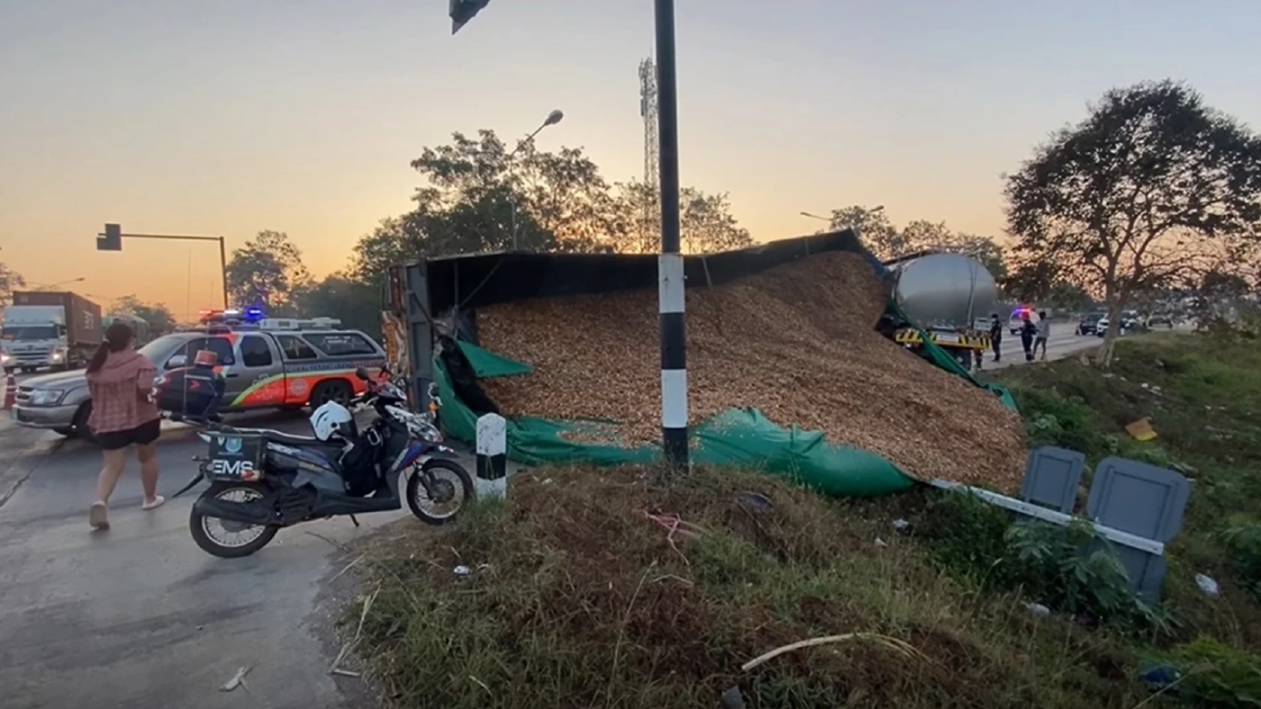 รถพ่วง 18 ล้อซิ่งฝ่าไฟแดงชนสนั่นแยกไฟแดง