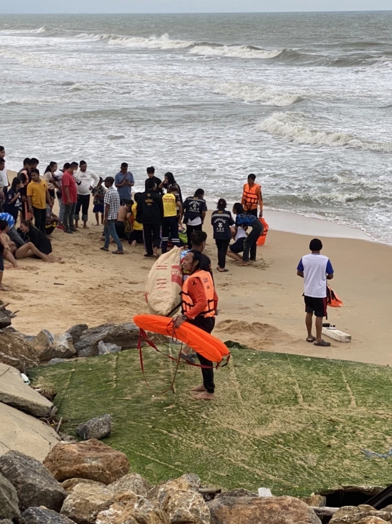 คลื่นลมแรงซัดนักท่องเที่ยวจมน้ำดับ 1 ราย