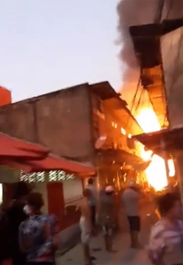 ด่วน! เพลิงไหม้รับวันเด็กชุมชนในเพชรเกษม 19 ชาวบ้านขนของกันวุ่น