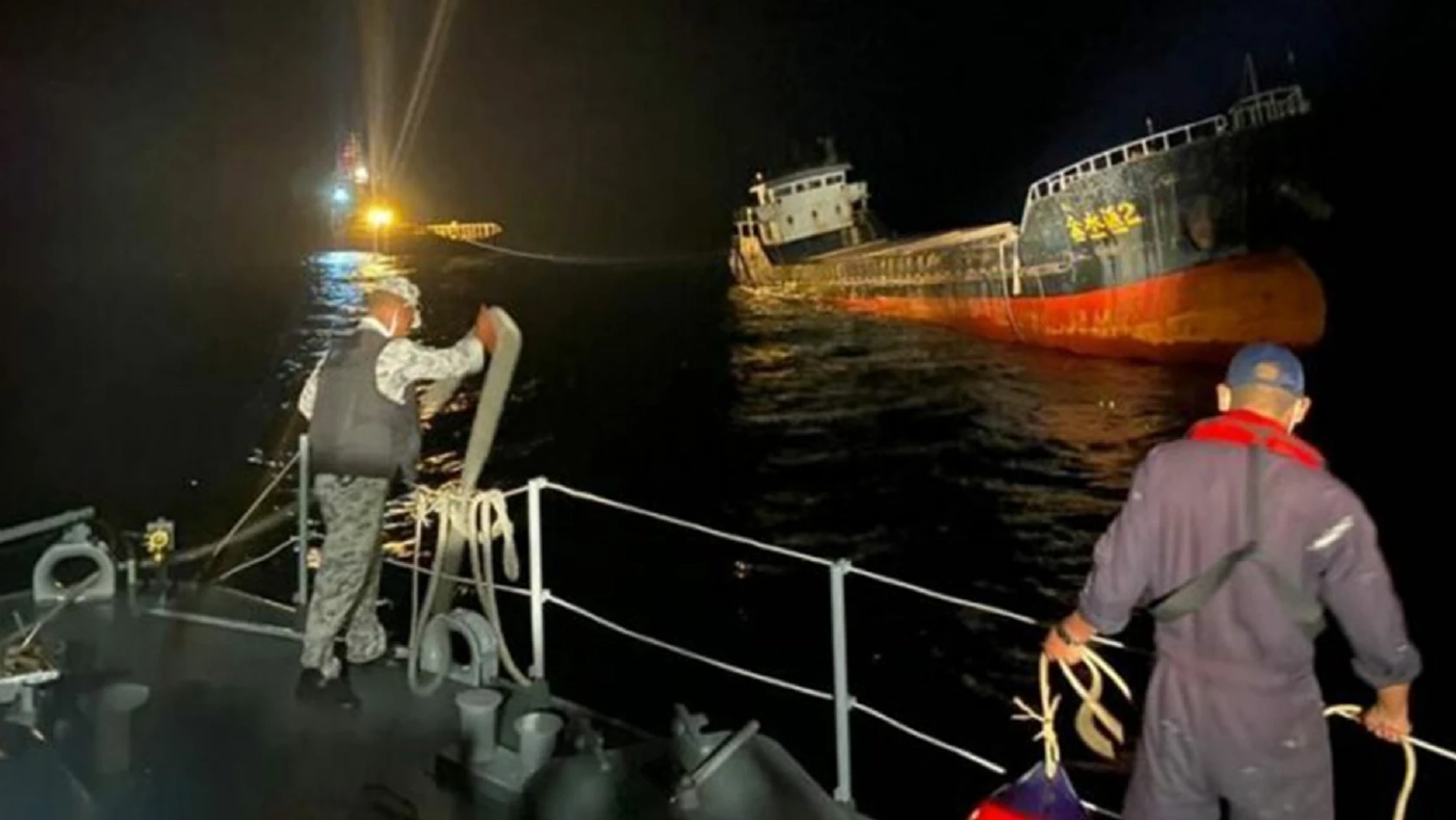 ไม่ยอมเข้าฝั่ง! "เรือผี" จมดิ่งสู่ท้องทะเล หลังทัพเรือภาค 2 ลากจูง