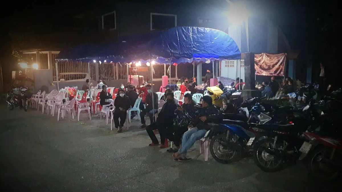 สลด! ฝูงผึ้งนับร้อย รุมต่อยช่างกระจก วัย 50 เสียชีวิต