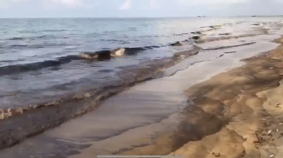 คราบน้ำมันสีดำทะลัก ส่งกลิ่นเหม็นทั่วหาดแม่รำพึง-แม่ค้าโอดนทท.หนี