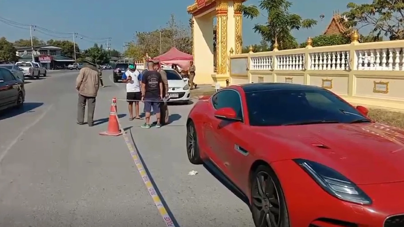 หนุ่มบางตะบูนขับเก๋งสปอร์ต-ควง M16 หวังเคลียร์ปัญหา แต่ถูก จยย.เฉี่ยวชน