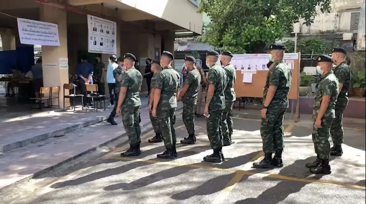 ชาวทุ่งสองห้อง-ทหาร ใช้สิทธิเลือกตั้งซ่อมคึกคัก