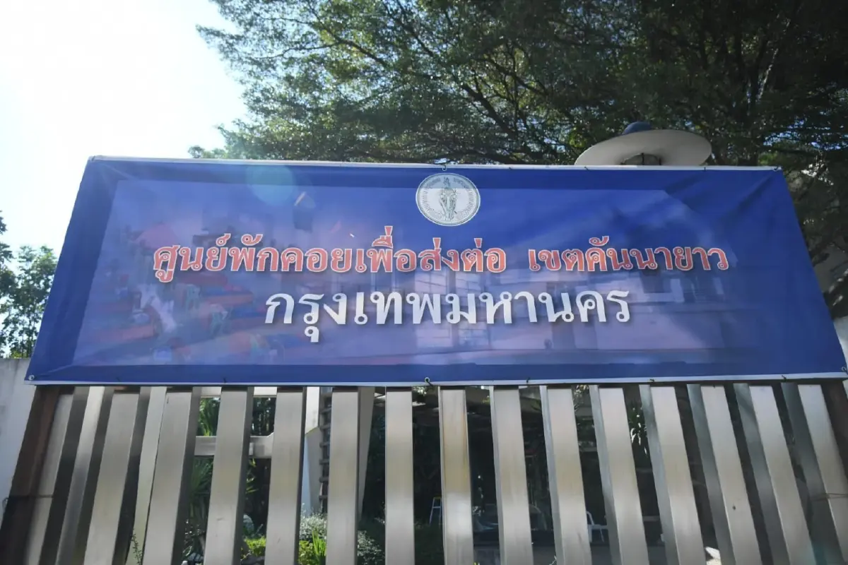 ศูนย์ EOC กทม. 50 เขต เร่งรับผู้ป่วยโควิดเข้าสู่การรักษาไม่ให้มีตกค้าง