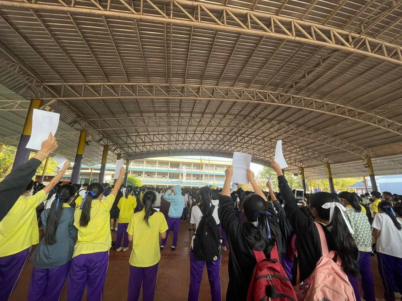 นักเรียนลุกฮือไล่ &quot;ผอ.หื่น&quot; ก่อเหตุถ้ำมอง &quot;ครูสาว&quot; อาบน้ำ