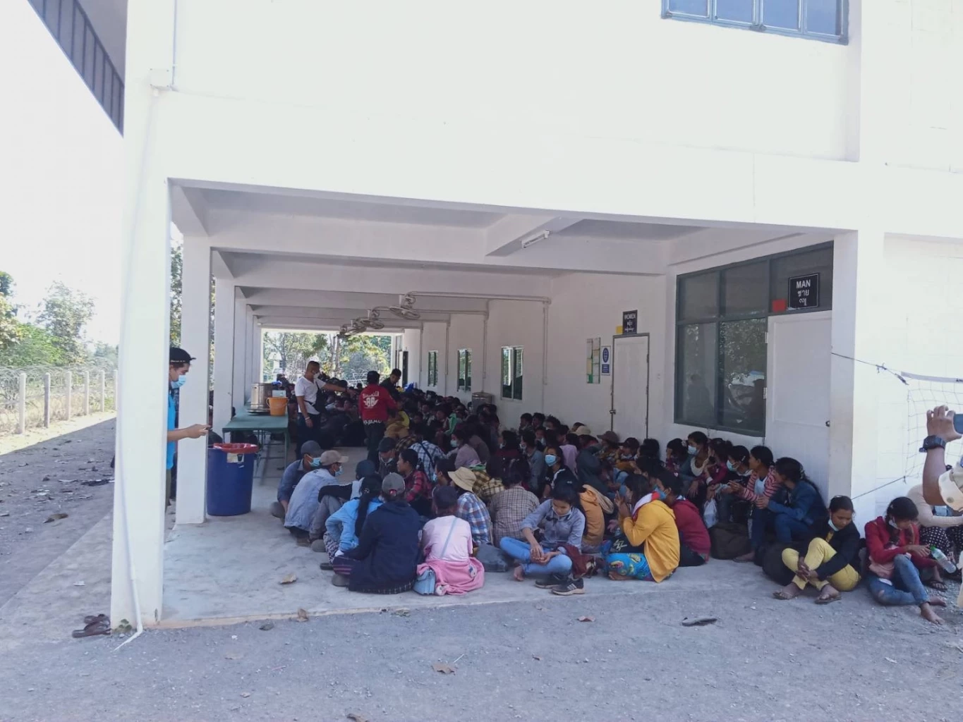 ลุยจับแรงงานเถื่อนชาวพม่า 239 คน พร้อมนำพา 3 คน