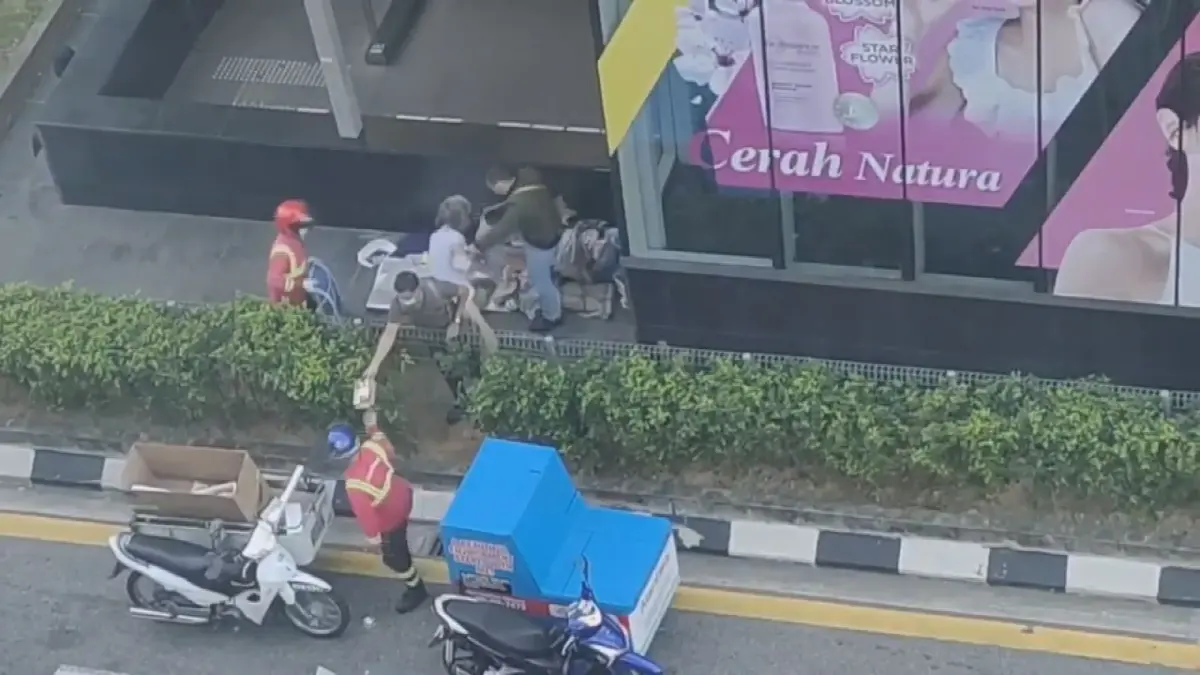 ชาวเน็ตมาเลย์ไม่พอใจเตะไล่ที่คนไร้บ้าน (มีคลิป)