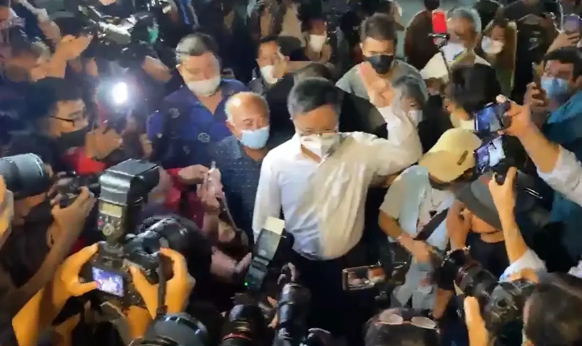 "อานนท์ นำภา" ถูกปล่อยตัวพ้นเรือนจำ ลั่นขอเดินหน้าช่วยกลุ่มทะลุฟ้าอีก 5 คน