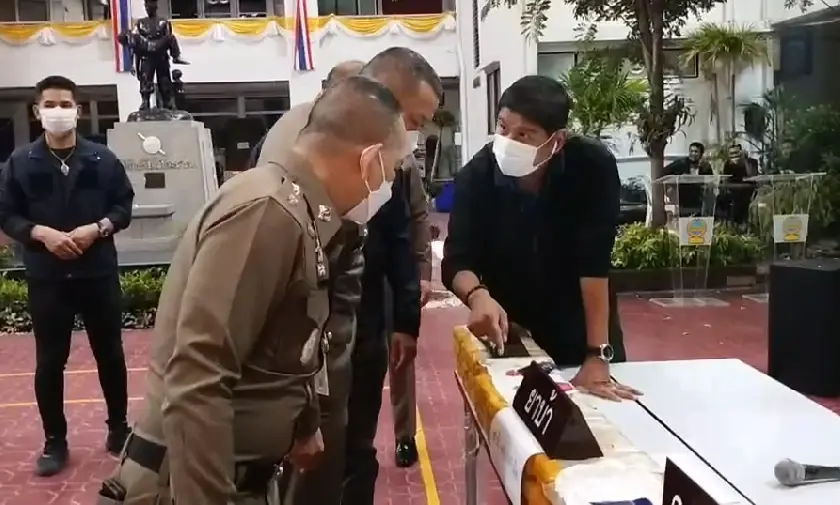 บช.น. โชว์จับ "แก๊งสายเบิร์นเต็มระบบ" ขณะส่งยาบ้า "ฟรุ้งฟริ้ง" 4 แสนเม็ด