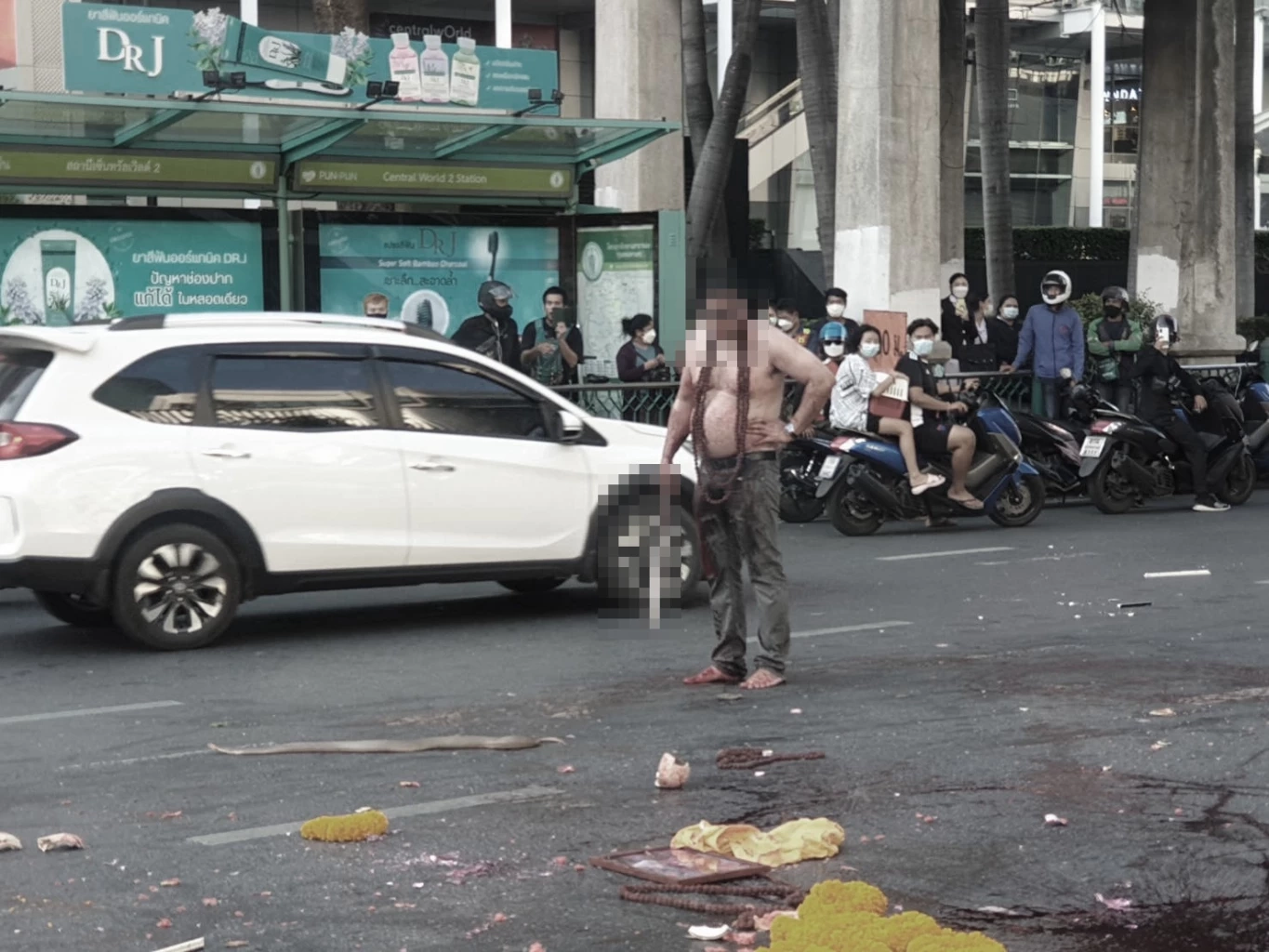 อีกแล้ว "เค100ล้าน" นักธุรกิจดัง คลั่งปาดคอตัวเอง - ปล่อยงู กลางถนนราชดำริ