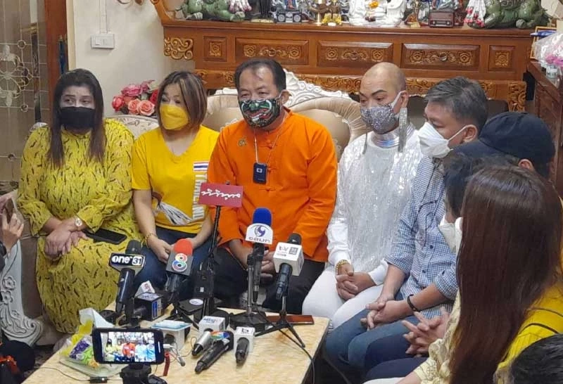 "ศรีสุวรรณ" นำทีมแฉ "สมปอง" อ้างเครดิตช่วยการกุศล แต่ที่แท้บีบเก็บเงิน-หักหลังลบคลิป