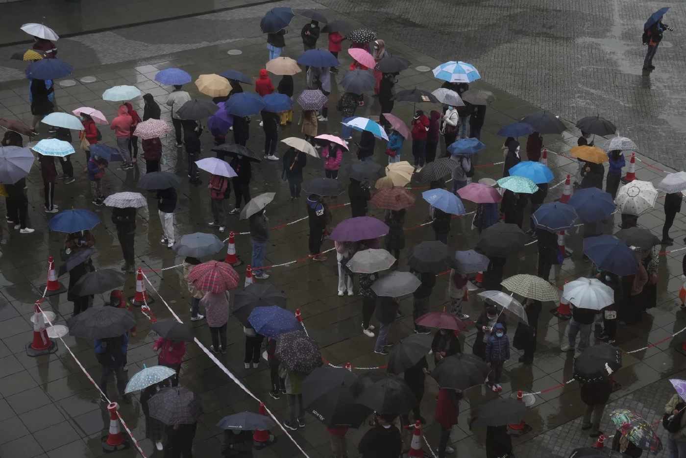 ฮ่องกงเร่งสร้างศูนย์กักตัว เตรียมใช้บัตรผ่านวัคซีน รับมือโควิดพุ่ง