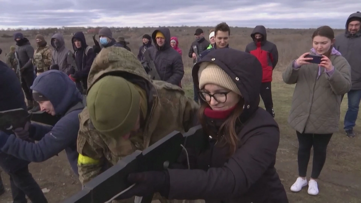 เด็กชาวยูเครนจับอาวุธเตรียมสู้รัสเซีย