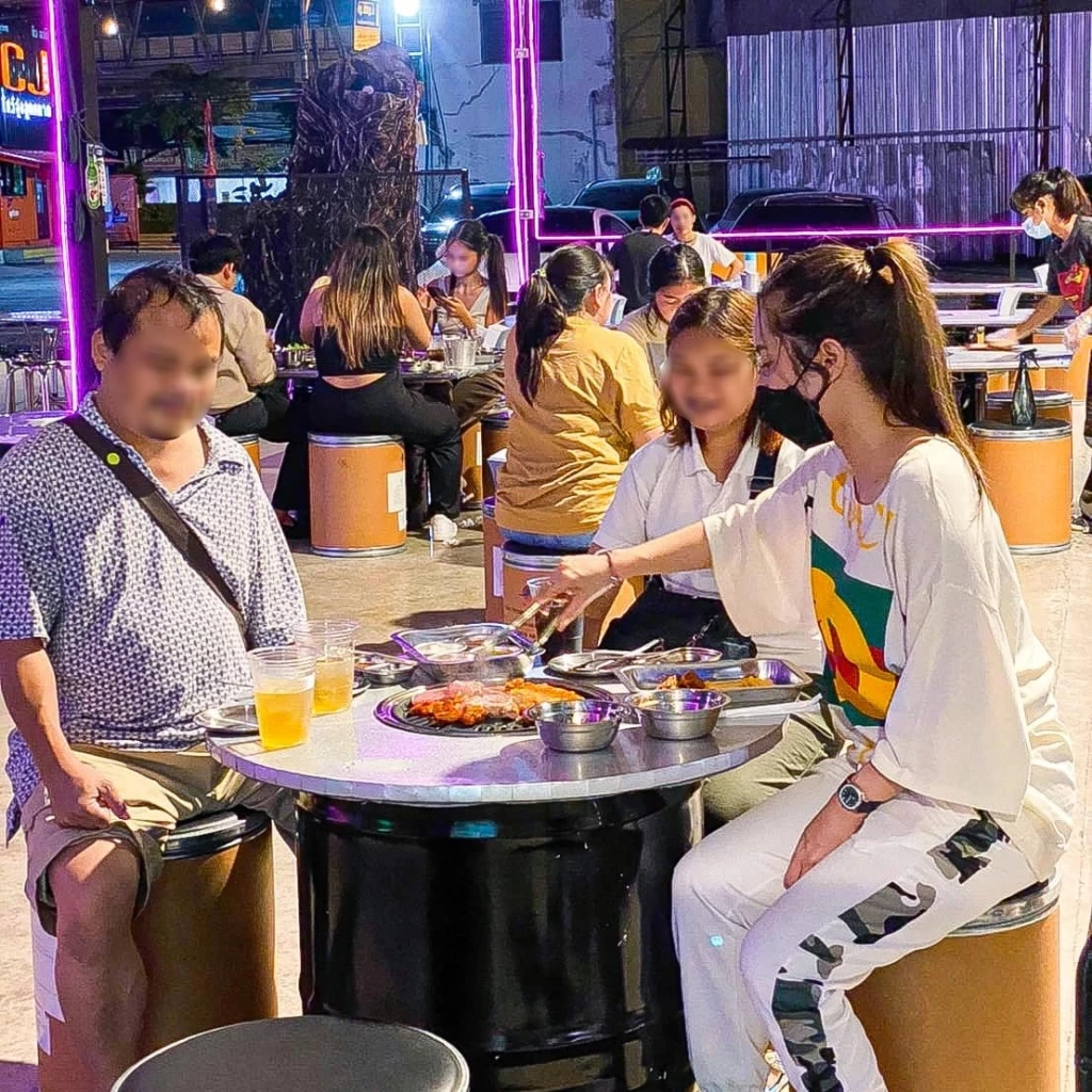 ชื่นชม "เจ้าของร้าน" สไตล์เกาหลี ช่วย "ลูกค้าตาบอด" ปิ้งย่าง 