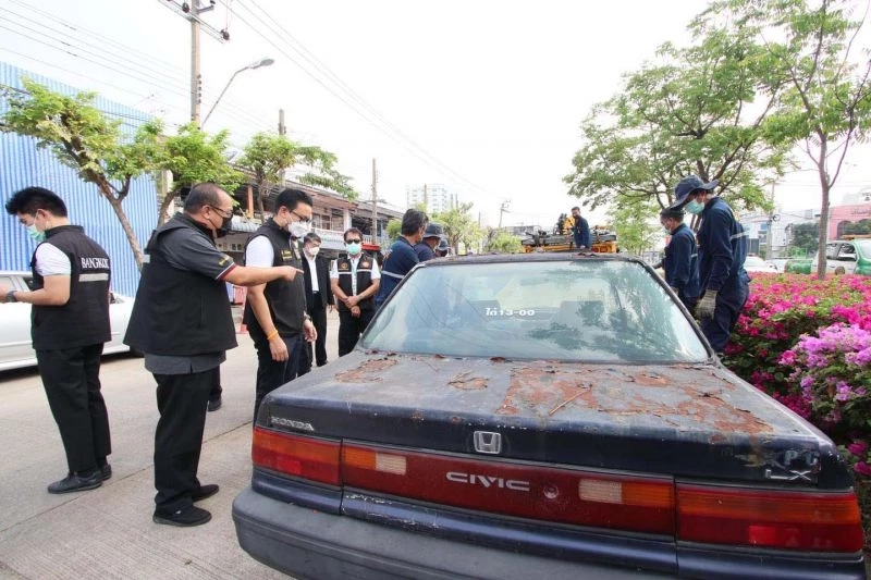 กทม. ลุยเก็บซากรถถูกจอดทิ้ง หากนำไปสู่การจับปรับคนแจ้งได้ครึ่งหนึ่ง