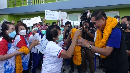 สะพัด "บิ๊กแจ๊ส" จ่อโดน กกต. ให้ใบแดง ชาวปทุมฯ แห่ให้กำลังใจแน่น