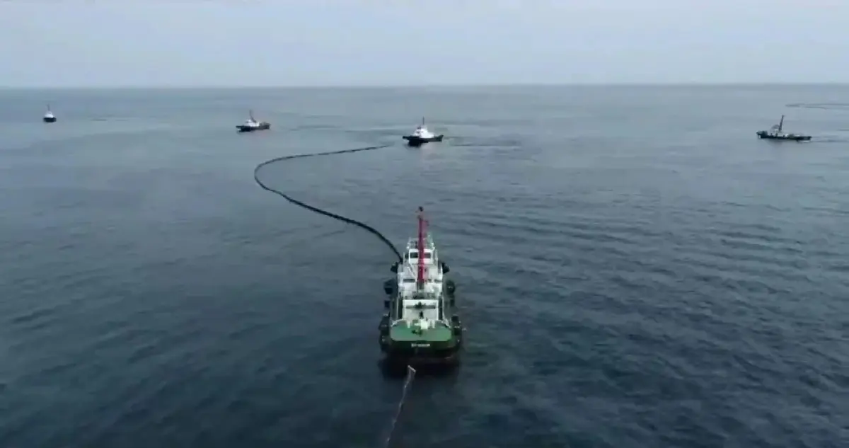 ล่าสุด สถานการณ์น้ำมันรั่วในทะเลระยอง พบ คราบเขม่าสีดำเกลื่อนหาดแม่รำพึง