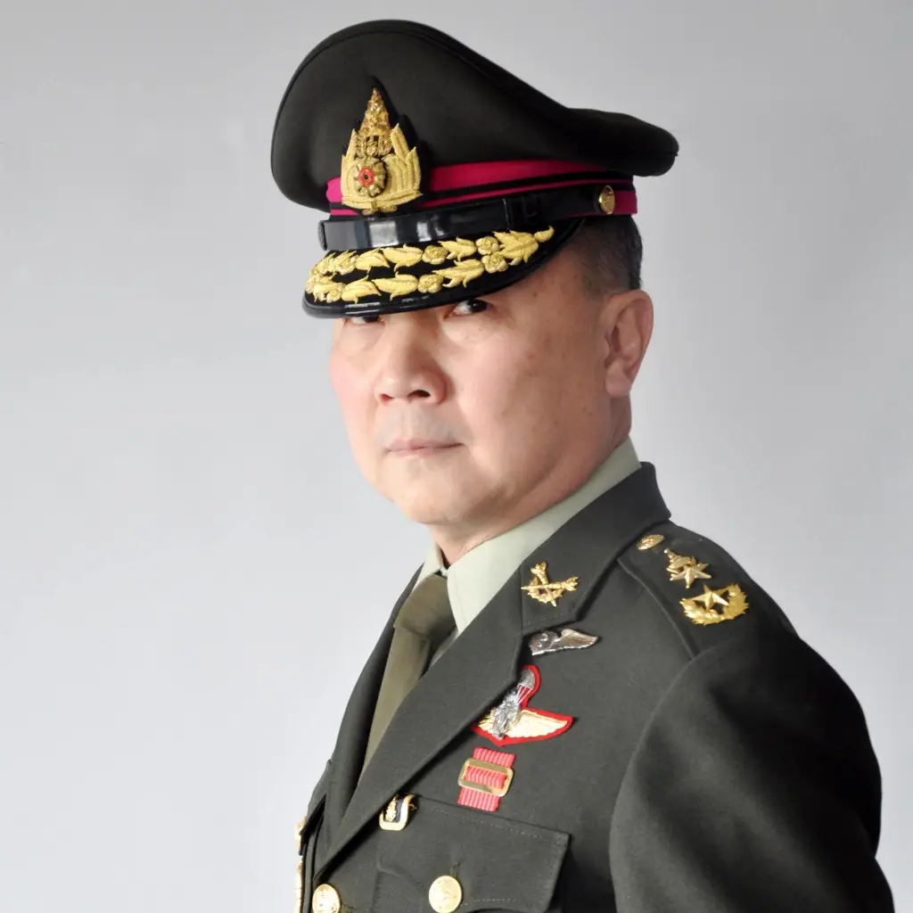พล.ต.นพ.เหรียญทอง แน่นหนา ผู้อำนวยการโรงพยาบาลมงกุฎวัฒนะ 