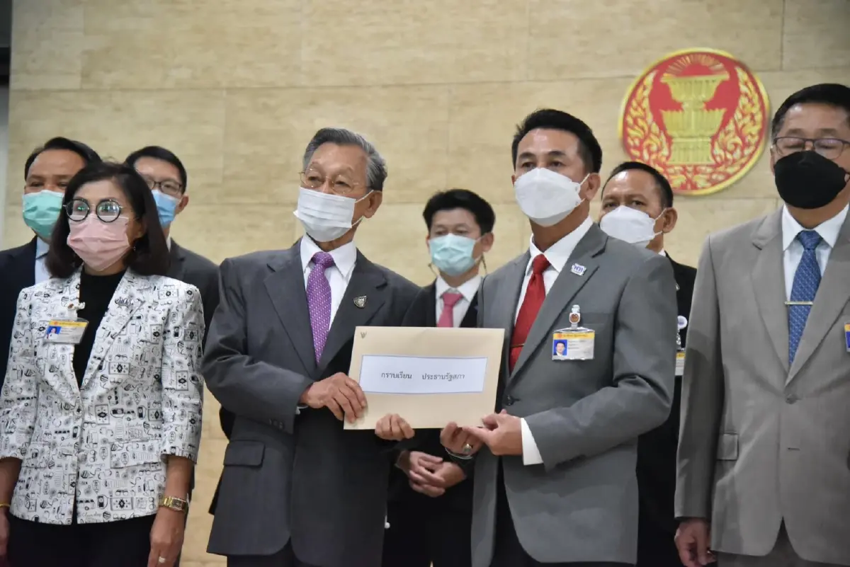 พท. ชงแก้ รธน. 3 ฉบับ เข้าทางแก๊งสามนิ้วทั้งที่มานายกฯ - ประกันตัว