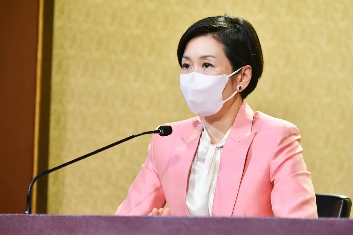 นางสาวรัชดา ธนาดิเรก รองโฆษกประจำสำนักนายกรัฐมนตรี
