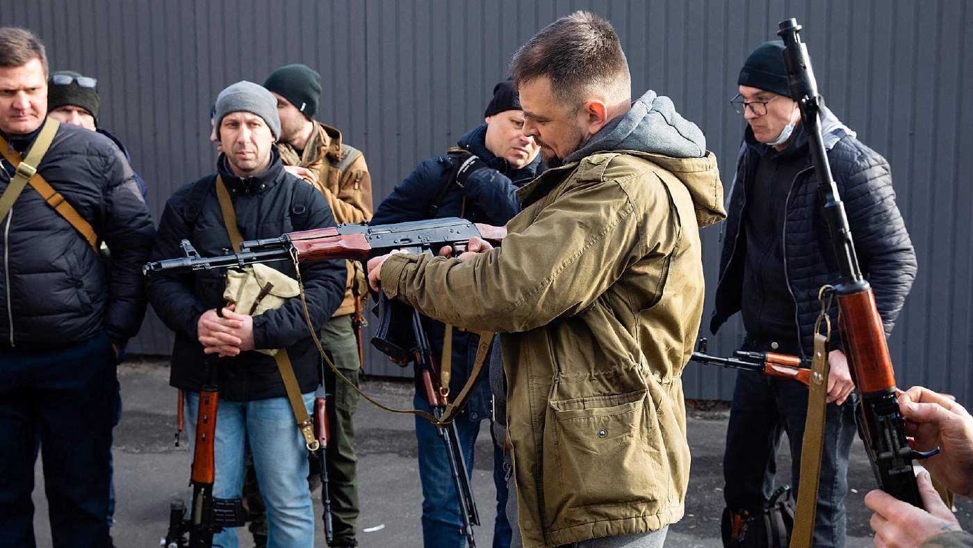 ทหารยูเครนสละชีพระเบิดสะพาน-พลเรือนขวางรถทหาร