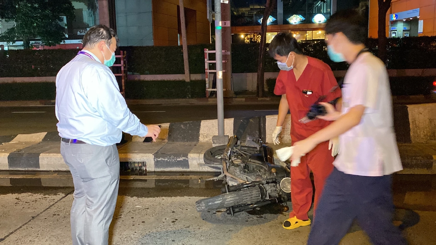 "การ์ดร้านเหล้า" ซิ่ง จยย.ชนแท่งแบริเออร์ทางลงอุโมงค์เสียชีวิต