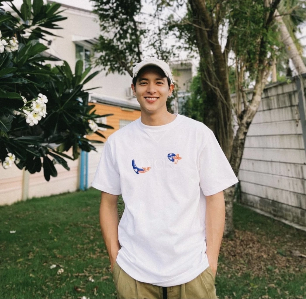 "เจมส์ จิรายุ" ติดเชื้อไวรัสโควิด แจ้งมีอาการเจ็บคอ-ไข้สูง