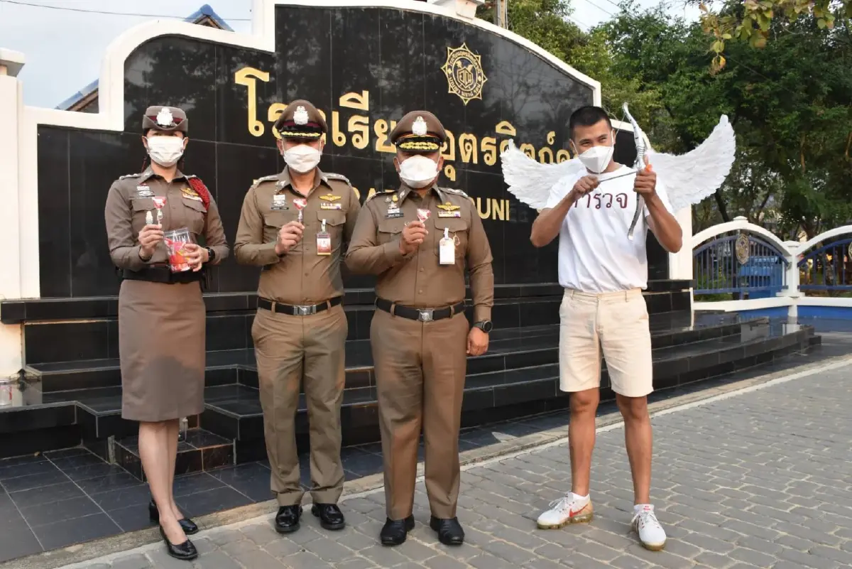 ตำรวจอุตรดิตถ์ ถอดเครื่องแบบ ใส่ชุดคิวปิดแจกอมยิ้มแทนใบสั่ง
