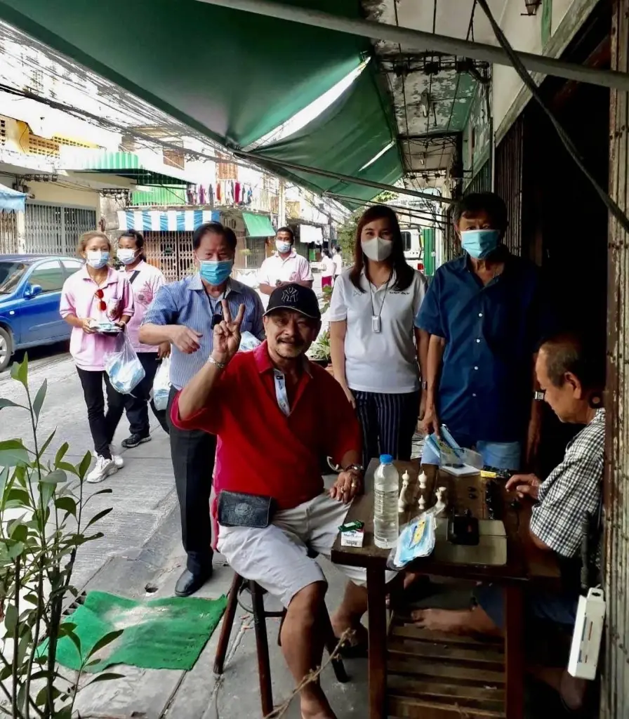 “ศิลัมพา” ควง “เสี่ยติ่ง” ลงพื้นที่มอบถังดับเพลิง หน้ากากอนามัย