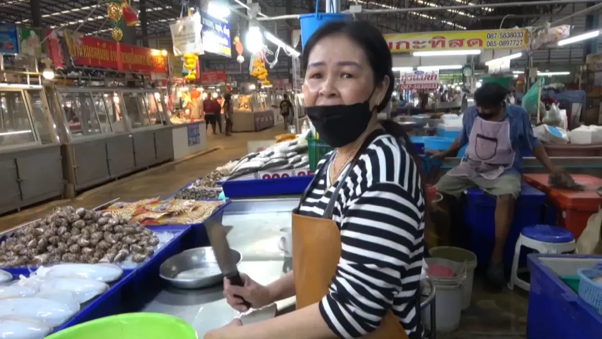 พ่อค้าแม่ค้า จ.ระยอง ครวญยอดขายลดลงฮวบ