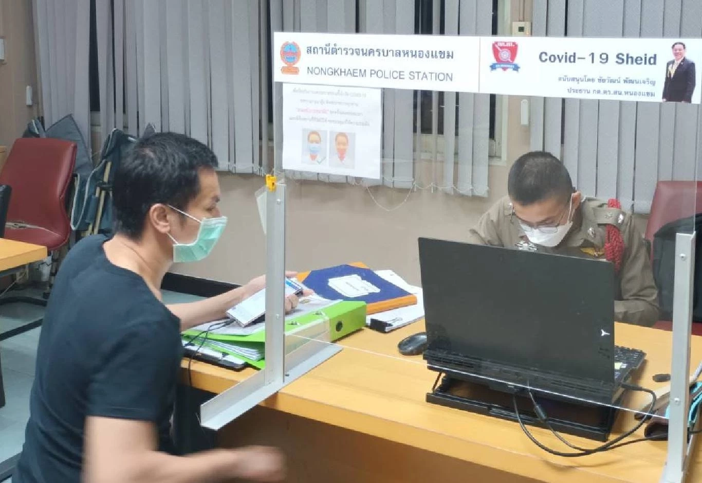 นายพันธ์ยศ อัครอมรพงศ์" อดีตเลขาธิการพรรคภราดรภาพ เข้าแจ้งความหลังตกเป็นข่าว ใช้อาคารสำนักงานติดป้ายสำนักนายกฯ 