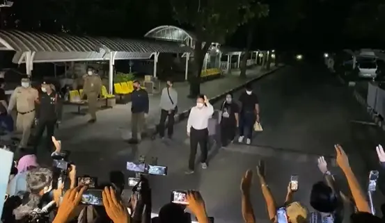 "อานนท์ นำภา" ถูกปล่อยตัวพ้นเรือนจำ ลั่นขอเดินหน้าช่วยกลุ่มทะลุฟ้าอีก 5 คน