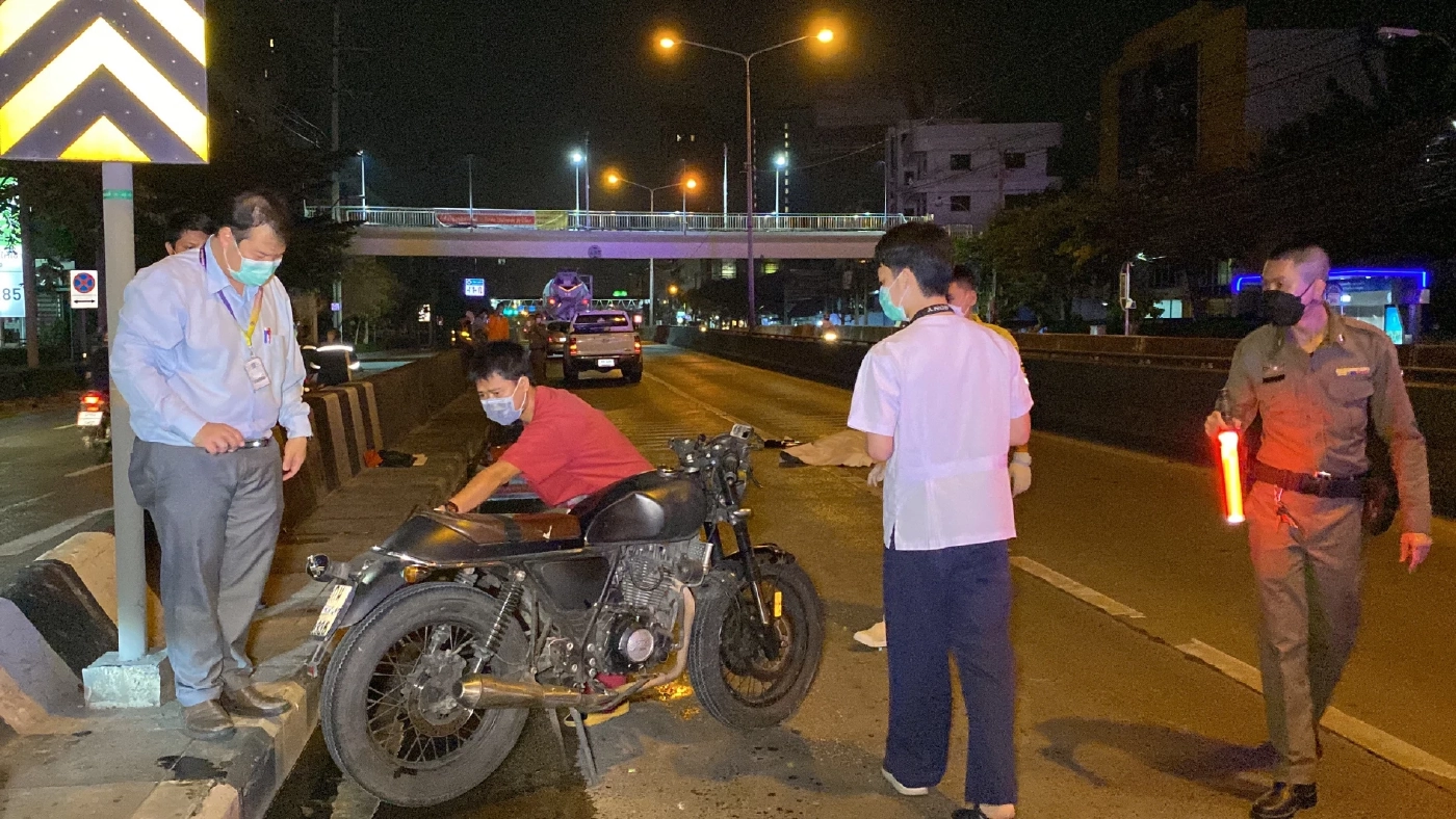 "การ์ดร้านเหล้า" ซิ่ง จยย.ชนแท่งแบริเออร์ทางลงอุโมงค์เสียชีวิต